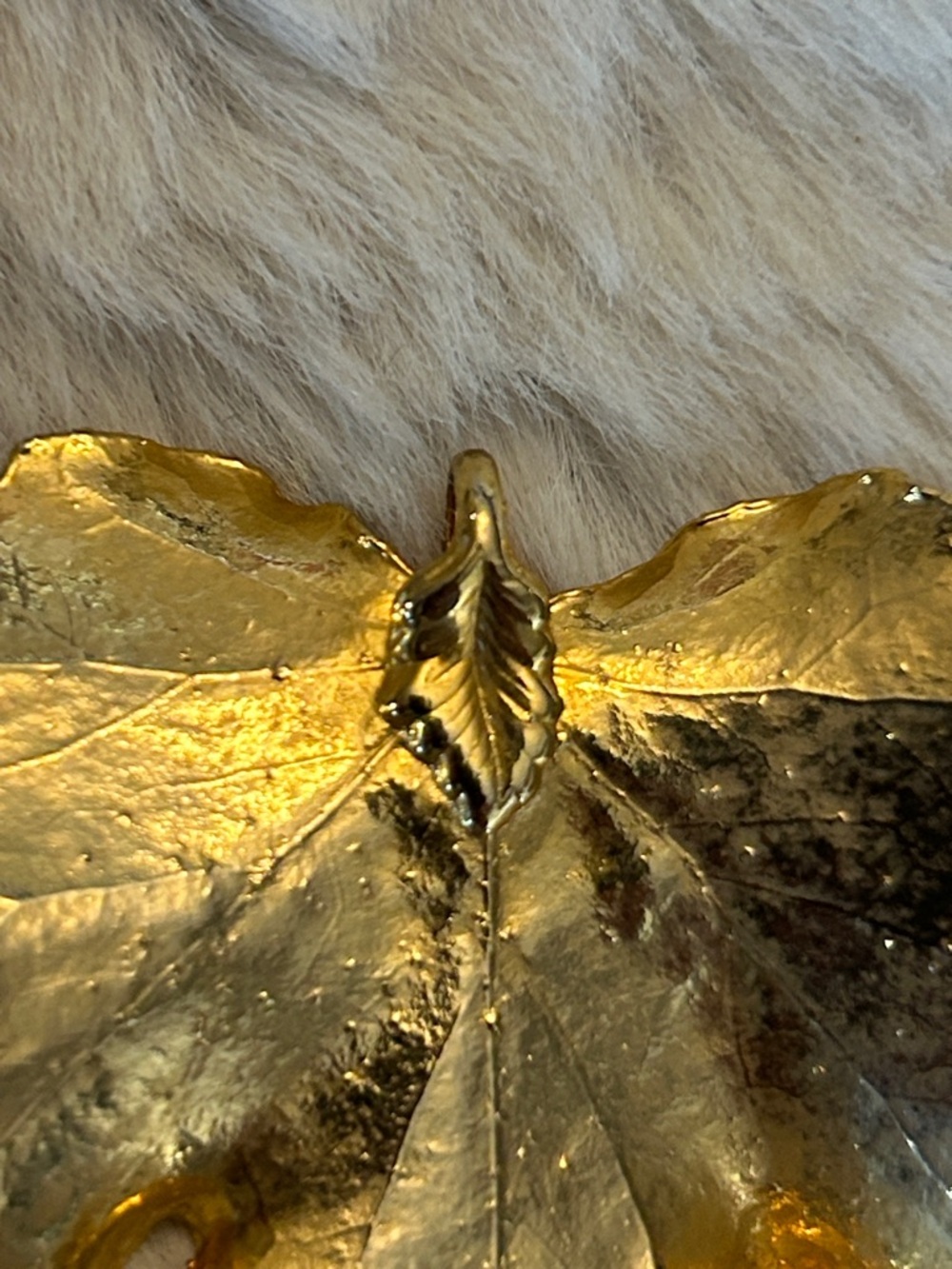 Gold plated leaf pendant for necklace - Picture 4 of 10